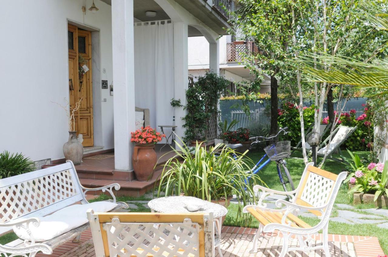 Bed and Breakfast Tre Civette Sul Como Marina di Massa Exterior foto