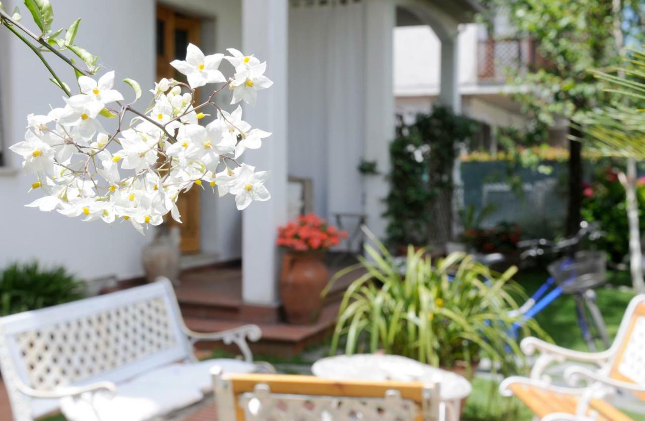 Bed and Breakfast Tre Civette Sul Como Marina di Massa Exterior foto