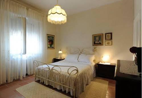 Bed and Breakfast Tre Civette Sul Como Marina di Massa Exterior foto