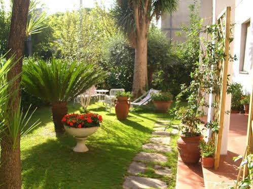 Bed and Breakfast Tre Civette Sul Como Marina di Massa Exterior foto